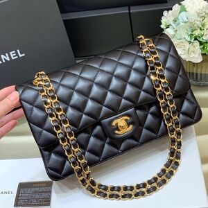 CHANEL Black Quilted Shoulder Bag with Gold Chain
